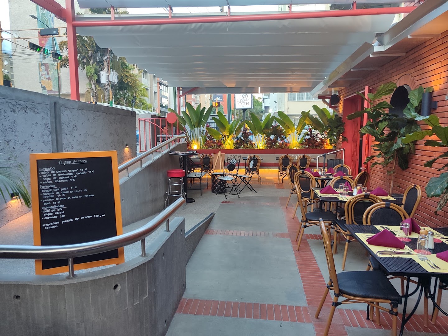 L'Entrecôte 212: inviting and clear restaurant terrace