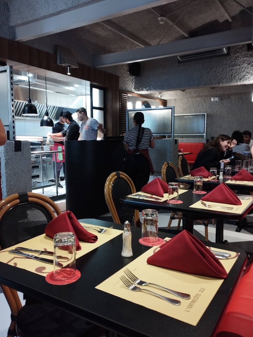 L'Entrecôte 212: clear, professional restaurant interior shot