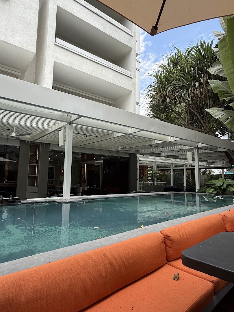 La Ele: attractive venue atmosphere and pool