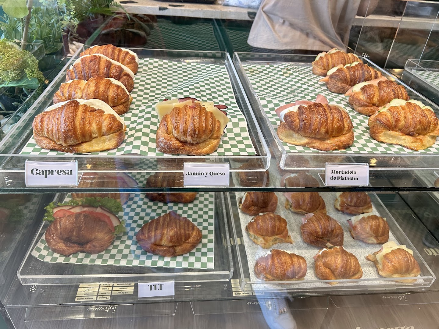 Lunetto: appetizing display of fresh food