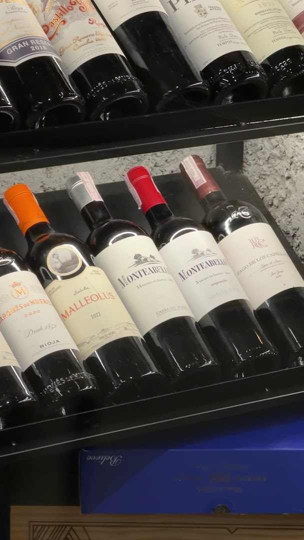 Mestizo Rooftop: clear photo of wine selection