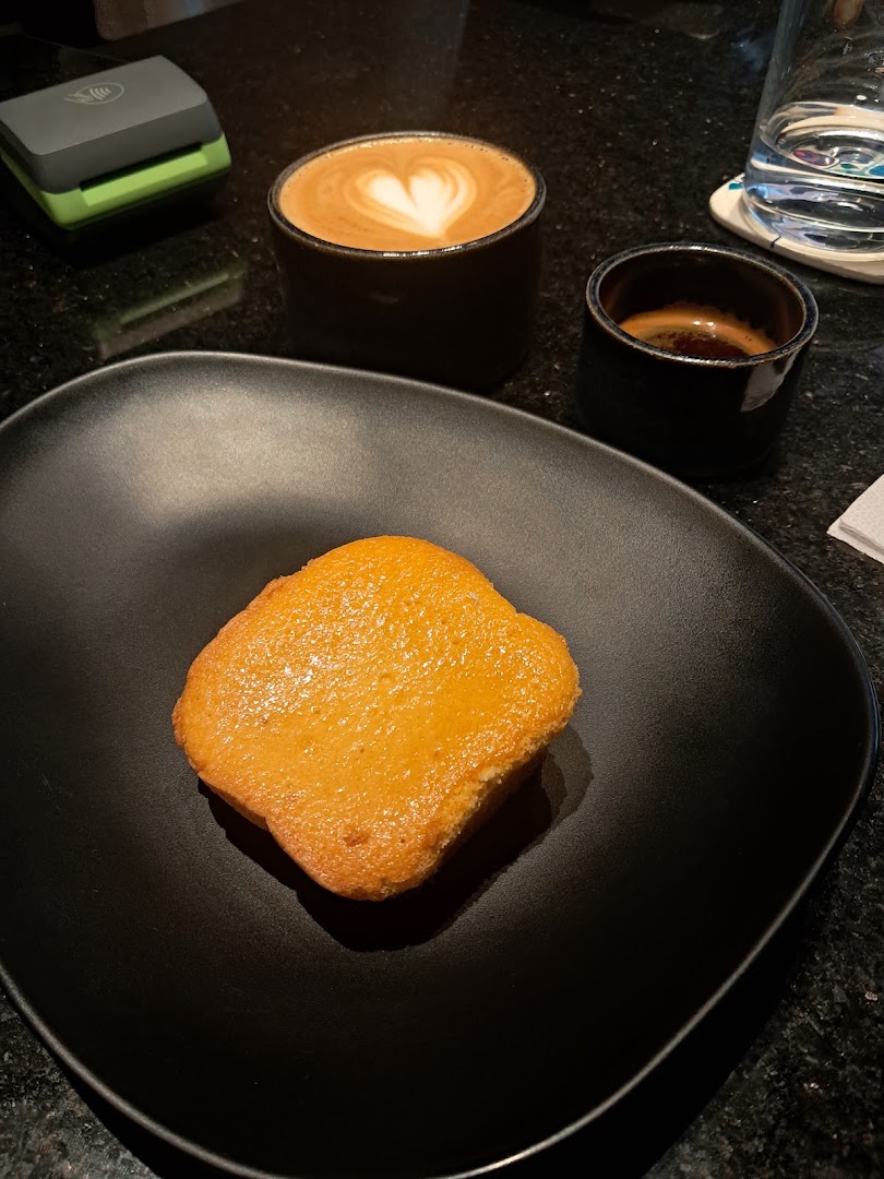 Mingus: appetizing food and drink presentation