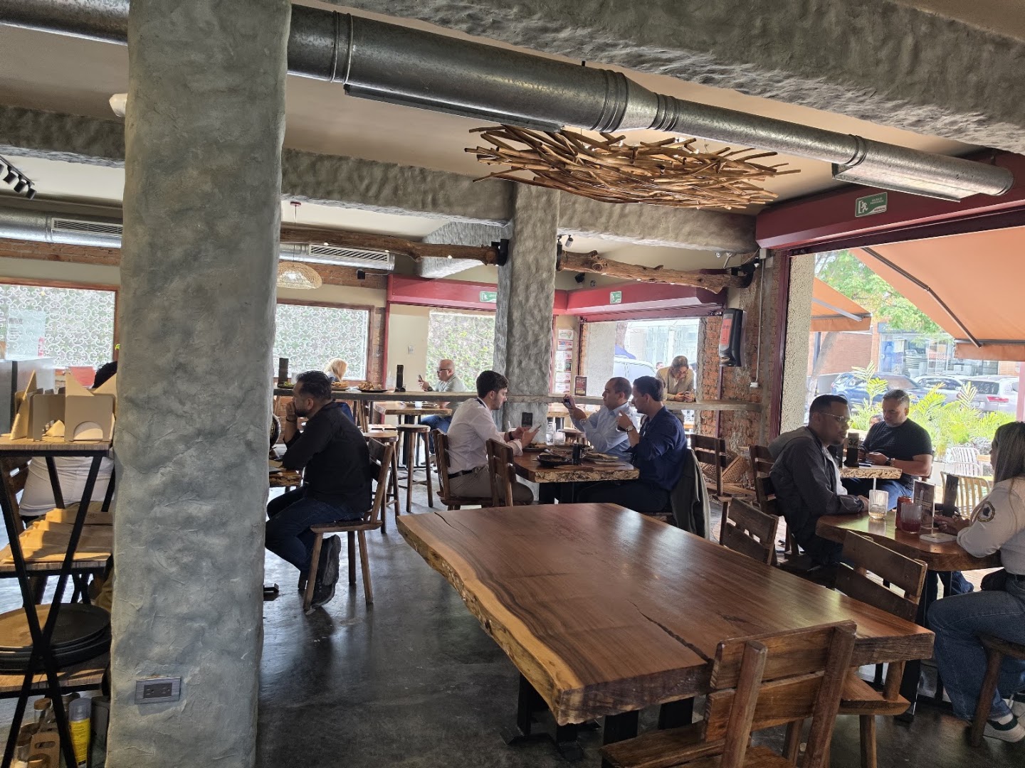 Somos Róstico: clear shot of restaurant interior