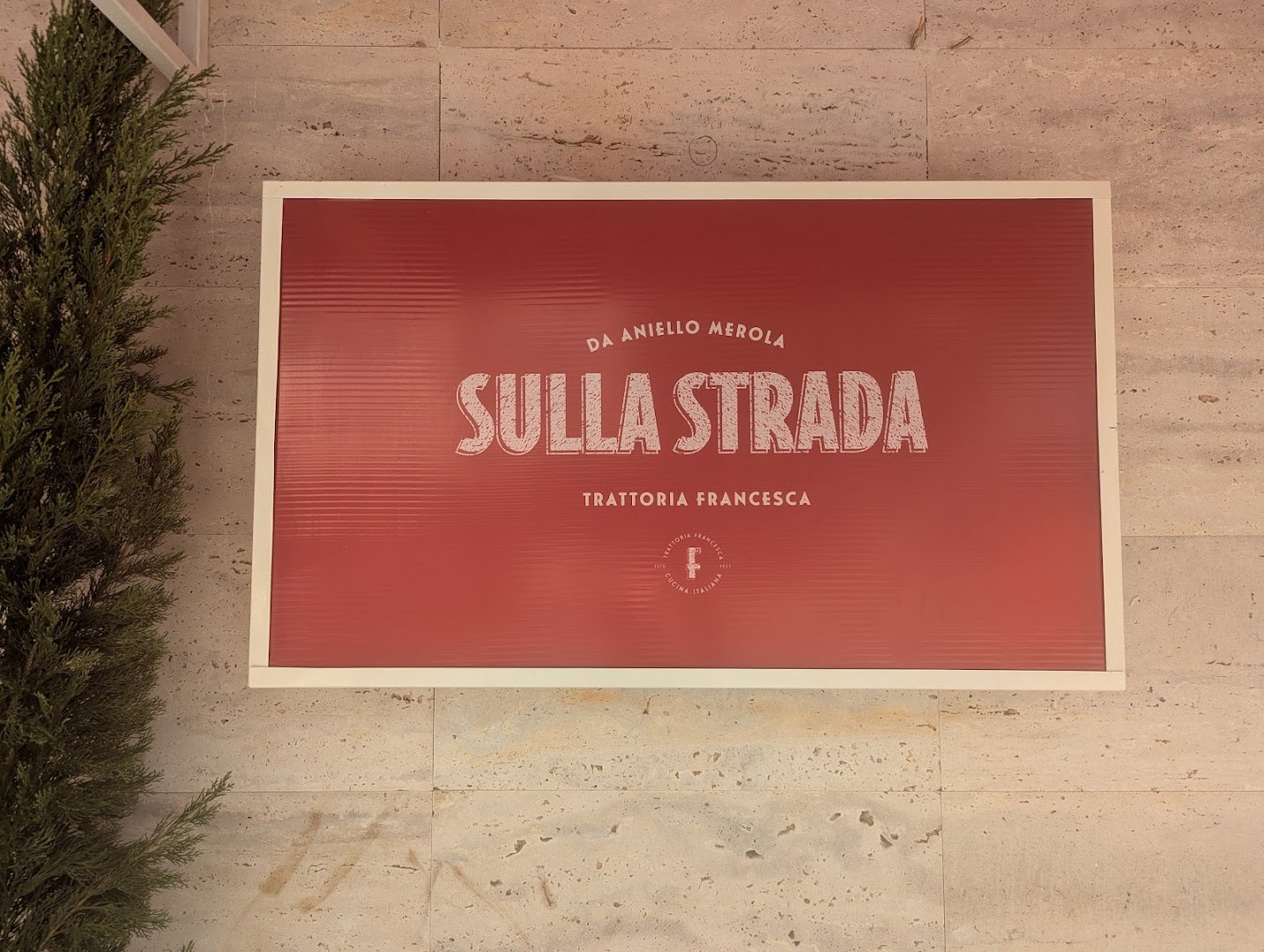 Sulla Strada: clear signage of the restaurant