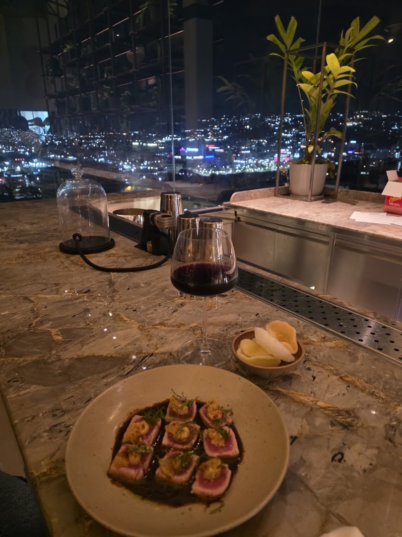 Vértigo Rooftop Bar: appealing atmosphere and food presentation