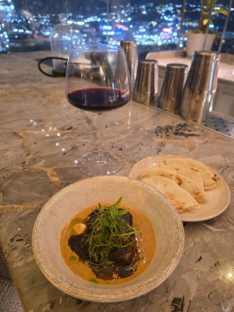 Vértigo Rooftop Bar: appetizing food and drink presentation