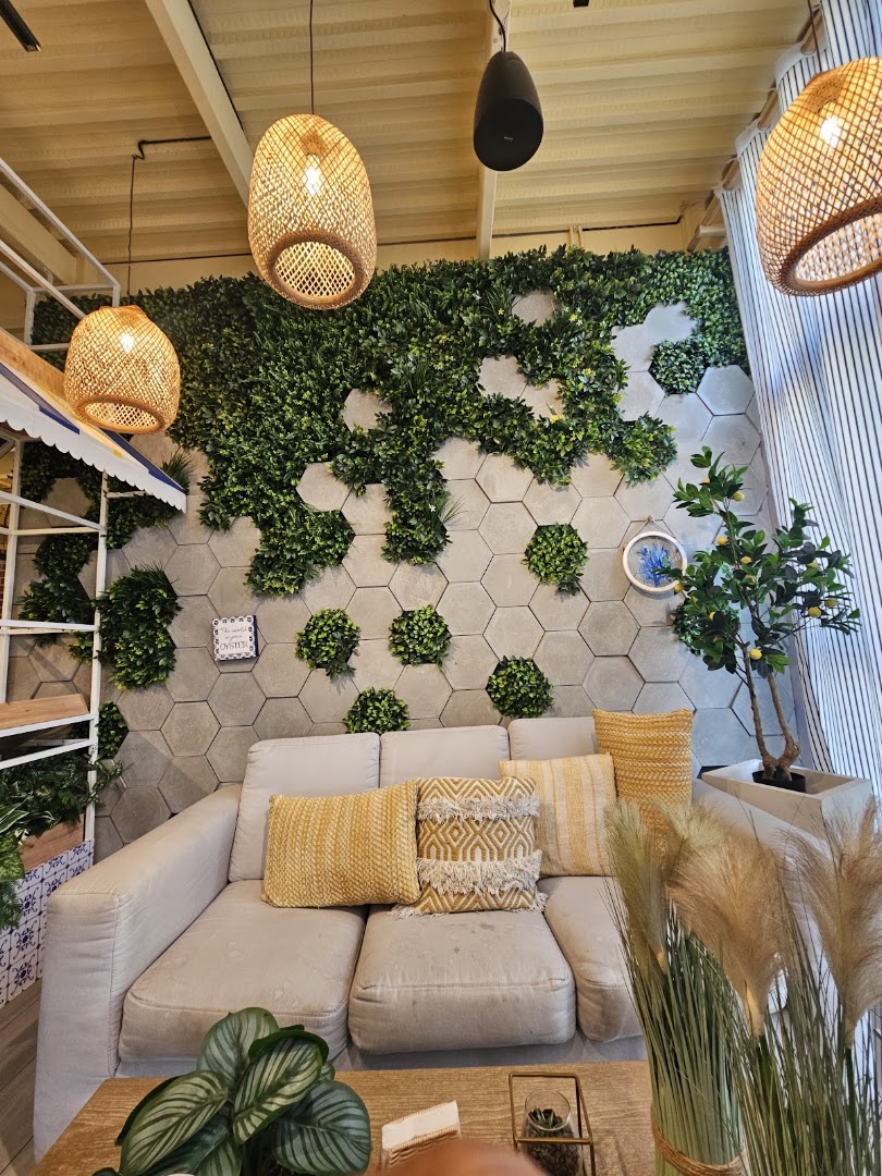 11:11 Hall Food & Market: attractive and well-lit interior space