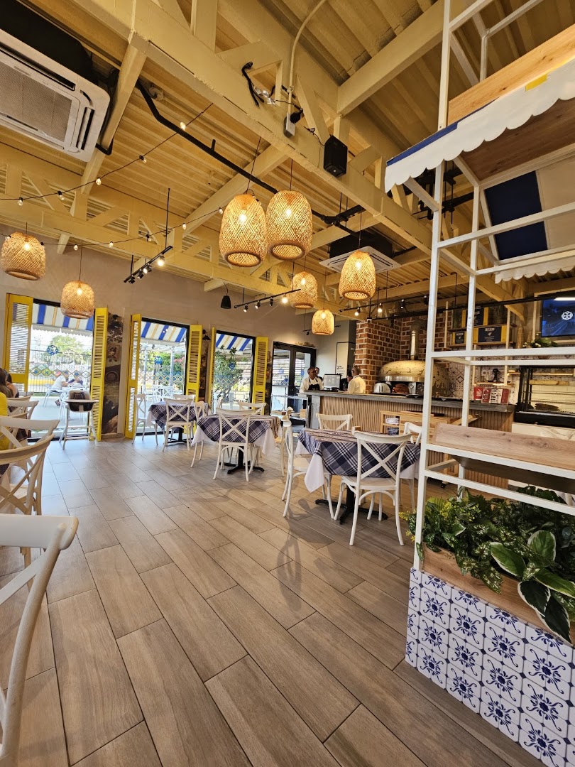 11:11 Hall Food & Market: clear, inviting restaurant interior shot