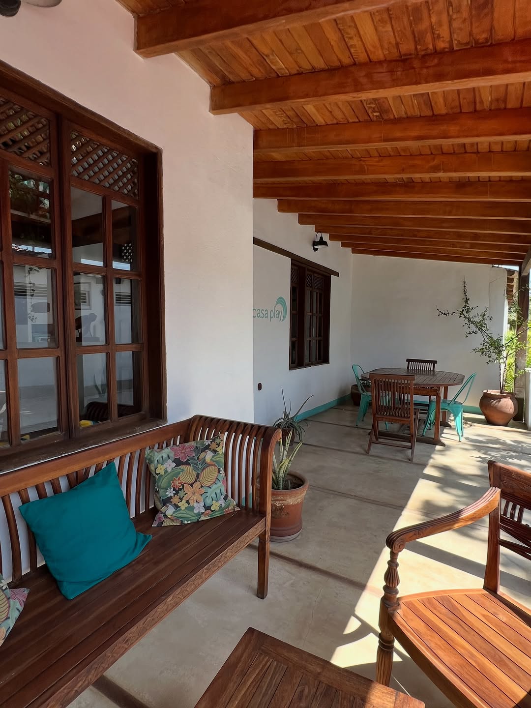 Play Los Roques: inviting and clear venue terrace