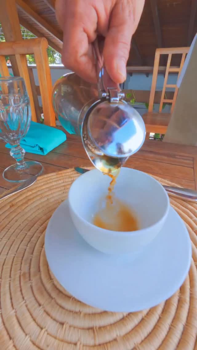 Play Los Roques: appealing shot of drink service