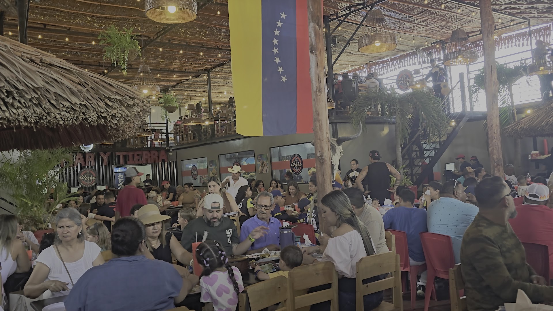 Pocho Mar y Tierra: vibrant restaurant atmosphere