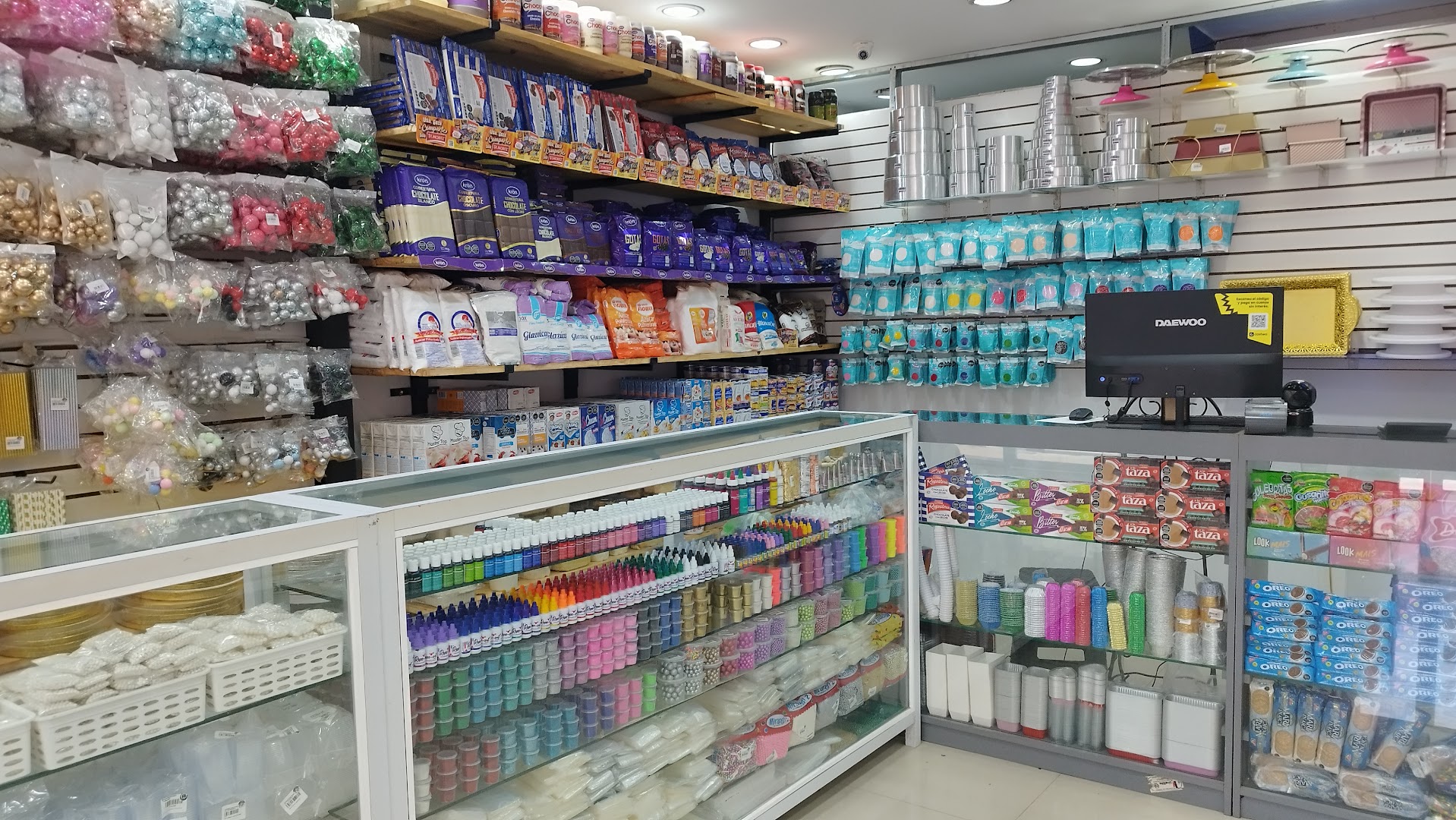 Casa Dulce Oriente: clear display of shop products