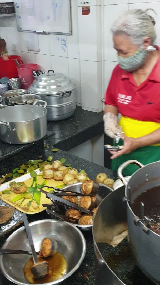 Bánh Cống Cô Út: authentic food preparation scene