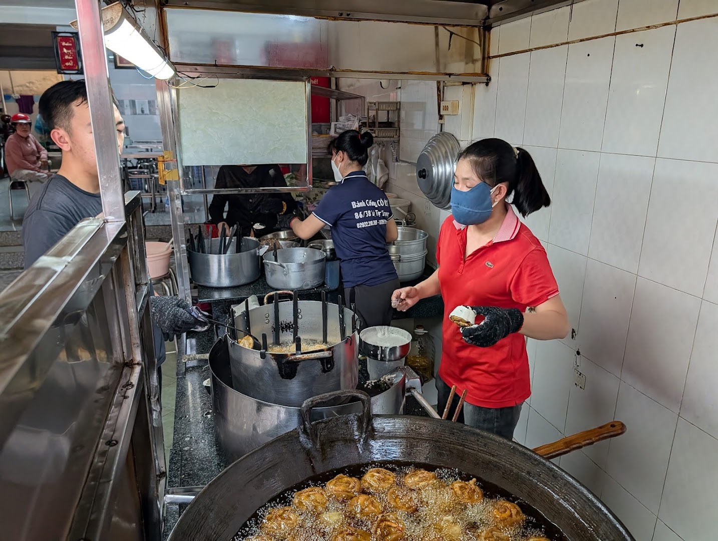 Bánh Cống Cô Út: authentic kitchen preparation scene