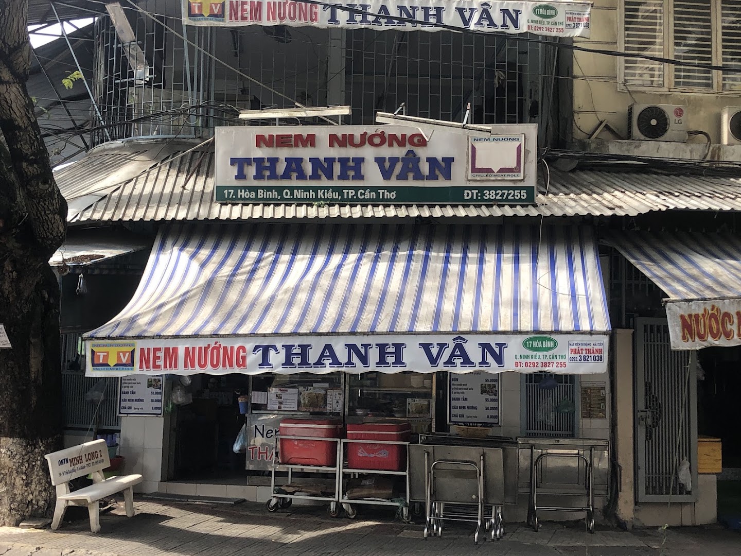 Nem Nướng Thanh Vân: clear exterior shot of restaurant