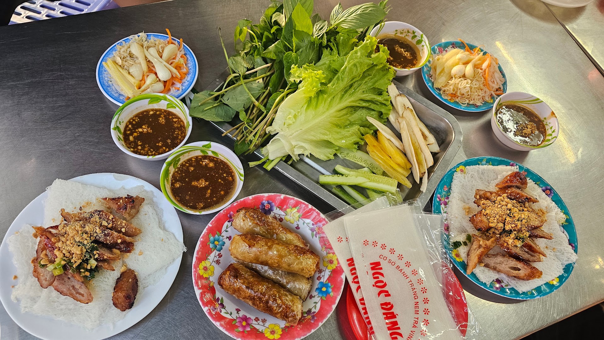 Nem Nướng Thanh Vân: appetizing photo of restaurant food