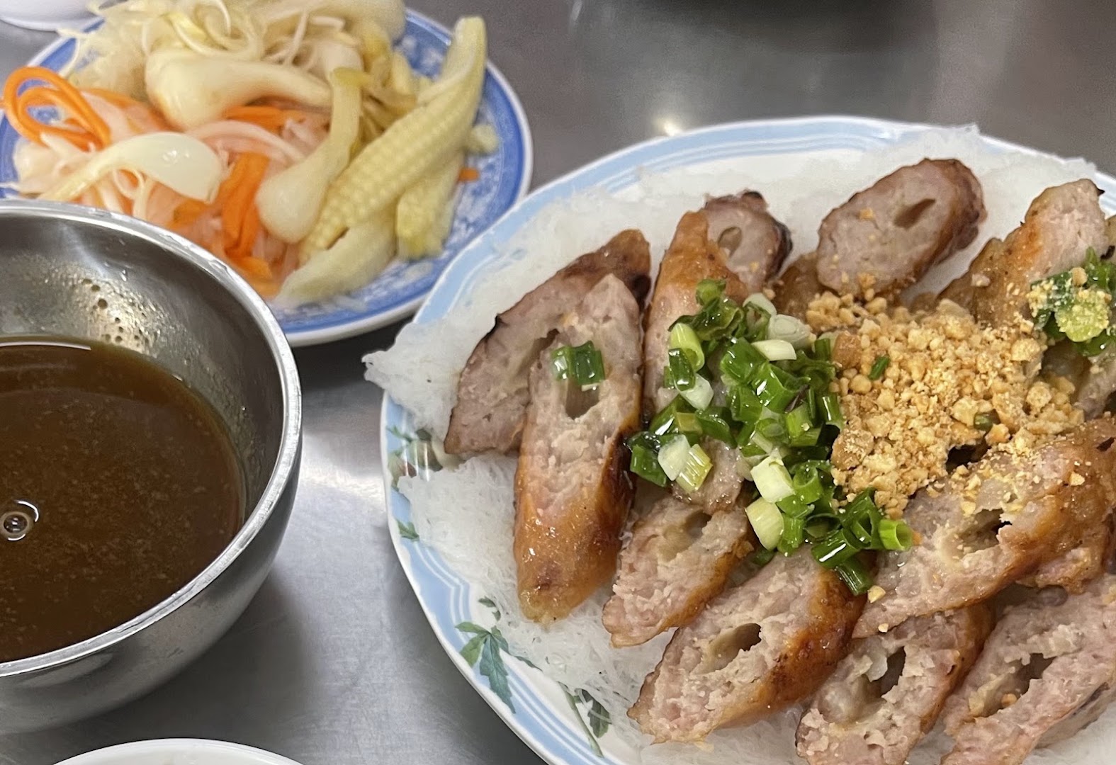Nem Nướng Thanh Vân: appetizing photo of restaurant food