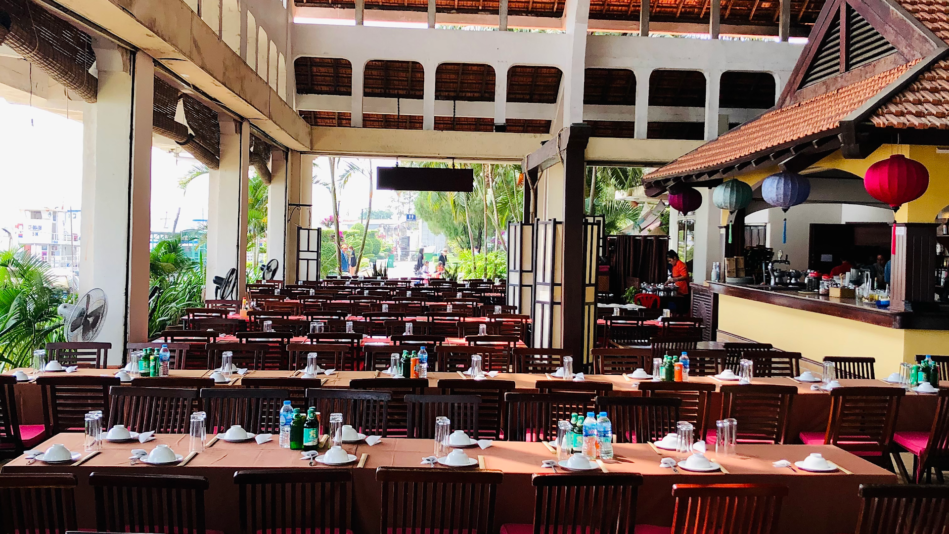 Sao Hôm: clear, inviting restaurant interior shot