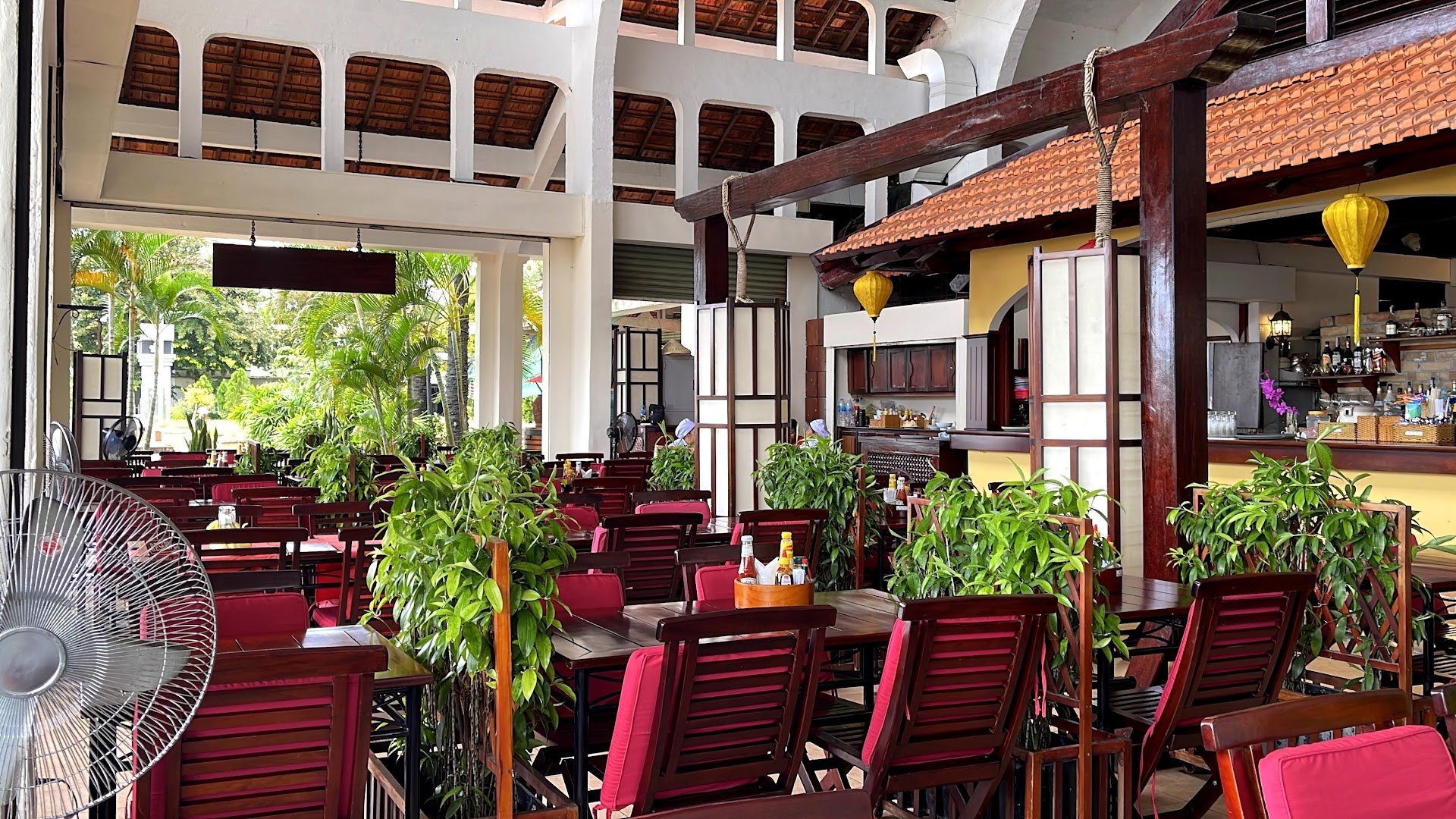Sao Hôm: clear, inviting restaurant interior shot