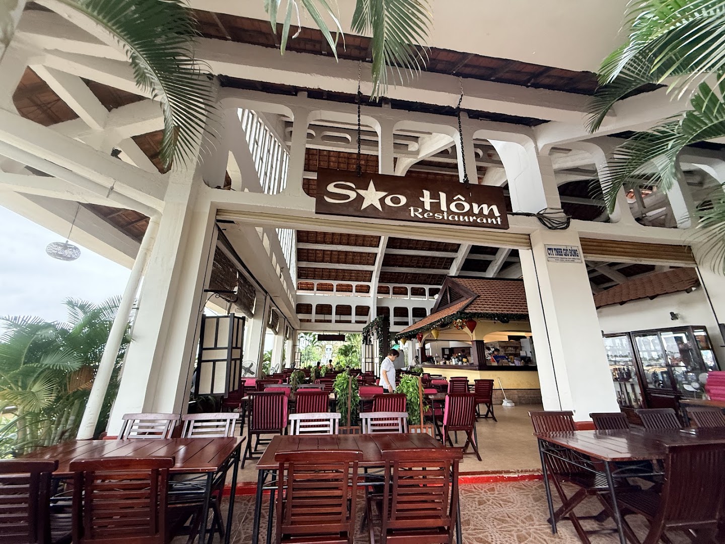Sao Hôm: clear, inviting restaurant interior shot