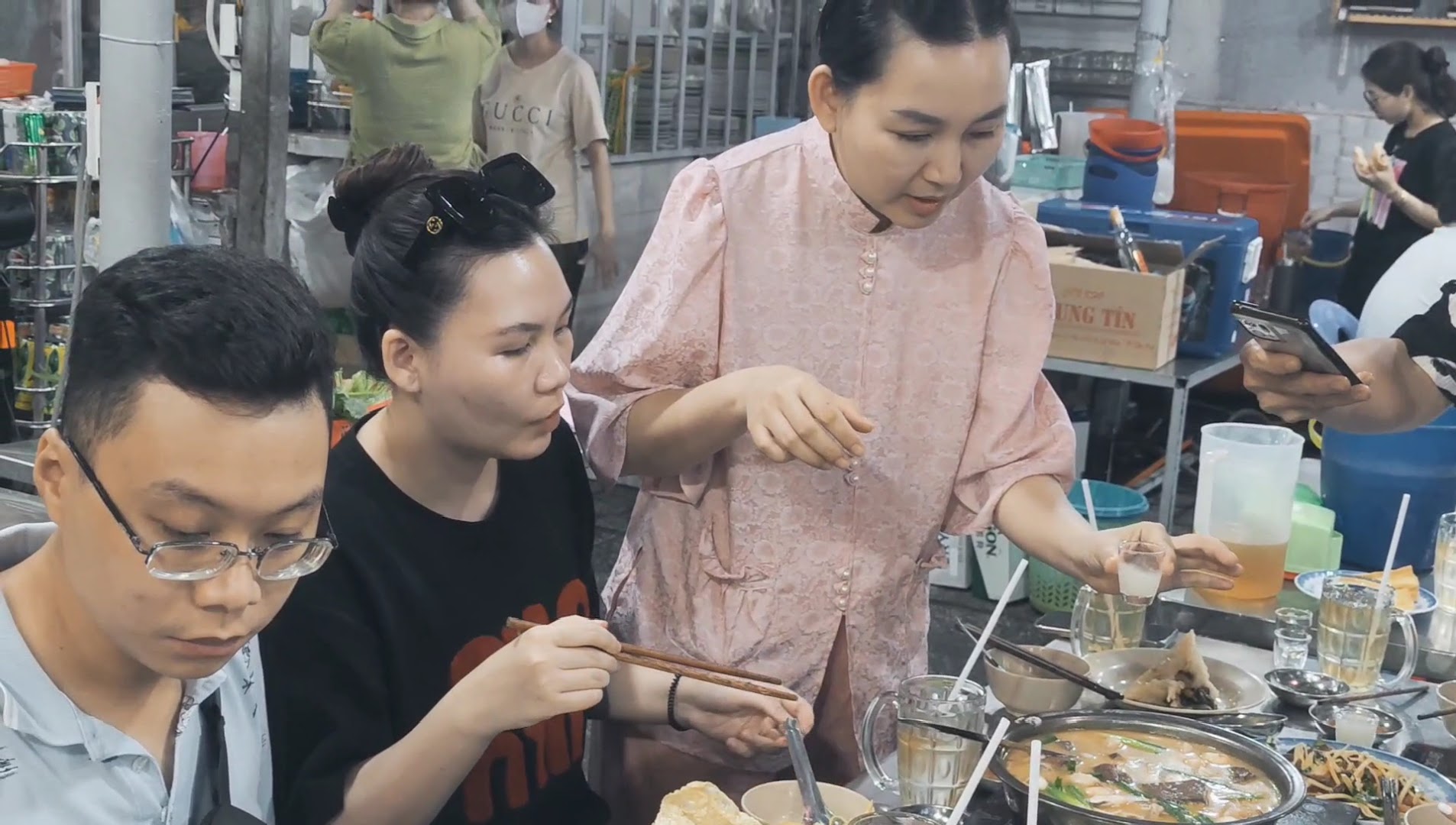Vịt Nấu Chao Thành Giao: customers enjoying the food