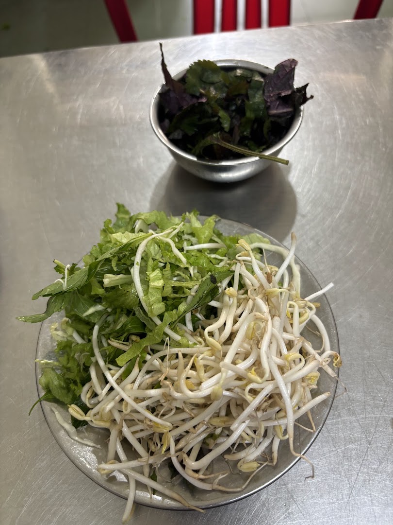 Bún Riêu Cua 39: clear photo of fresh ingredients