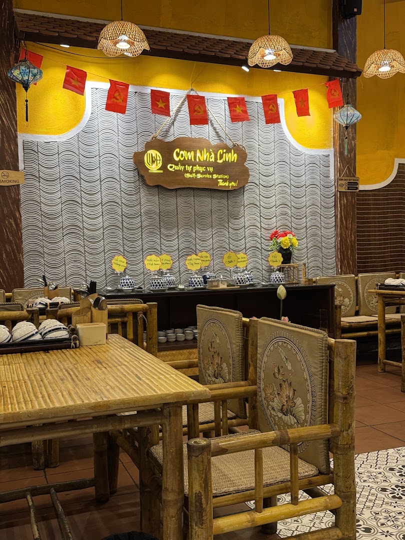 Cơm Nhà Linh: clear, inviting restaurant interior photo