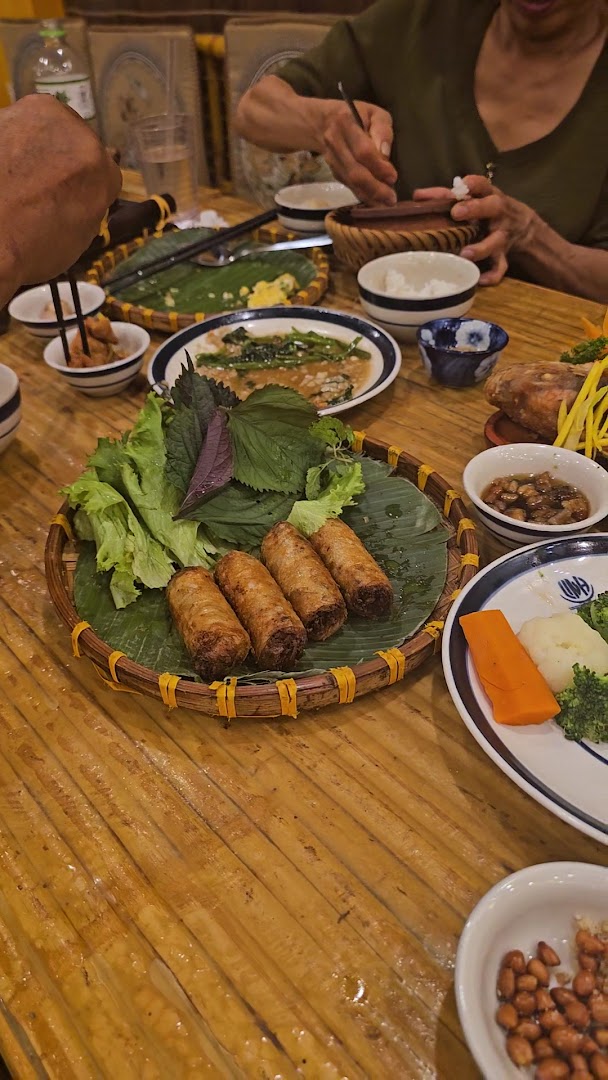 Cơm Nhà Linh: appetizing food photo in setting