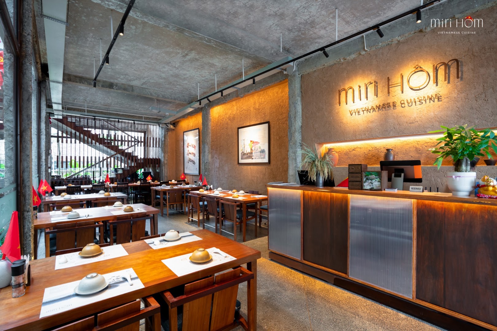 Miri Hôm: professional interior shot of restaurant
