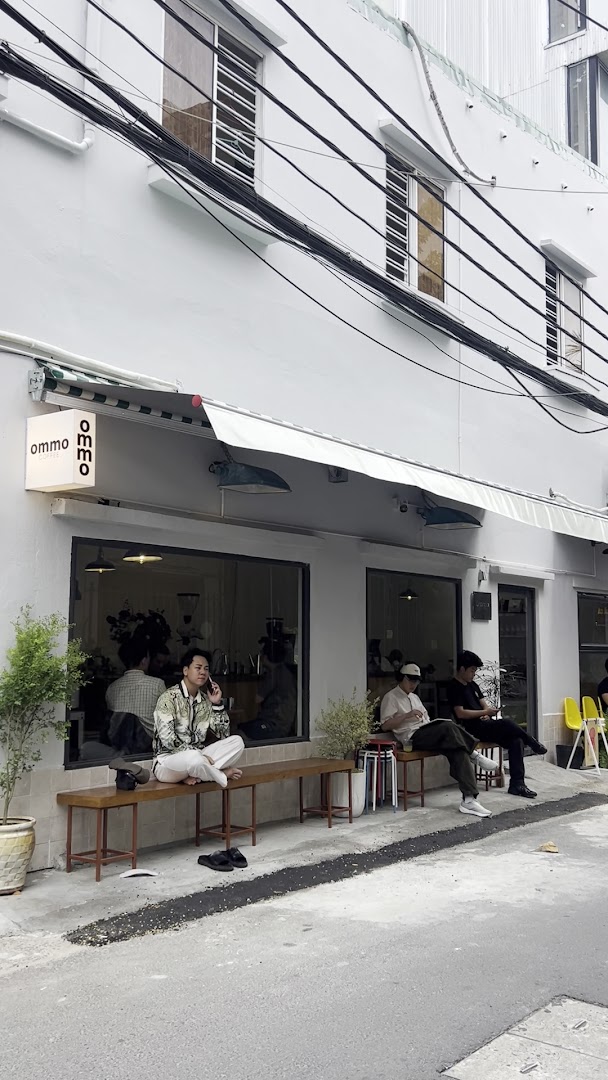 Ommo: clear, inviting exterior venue shot