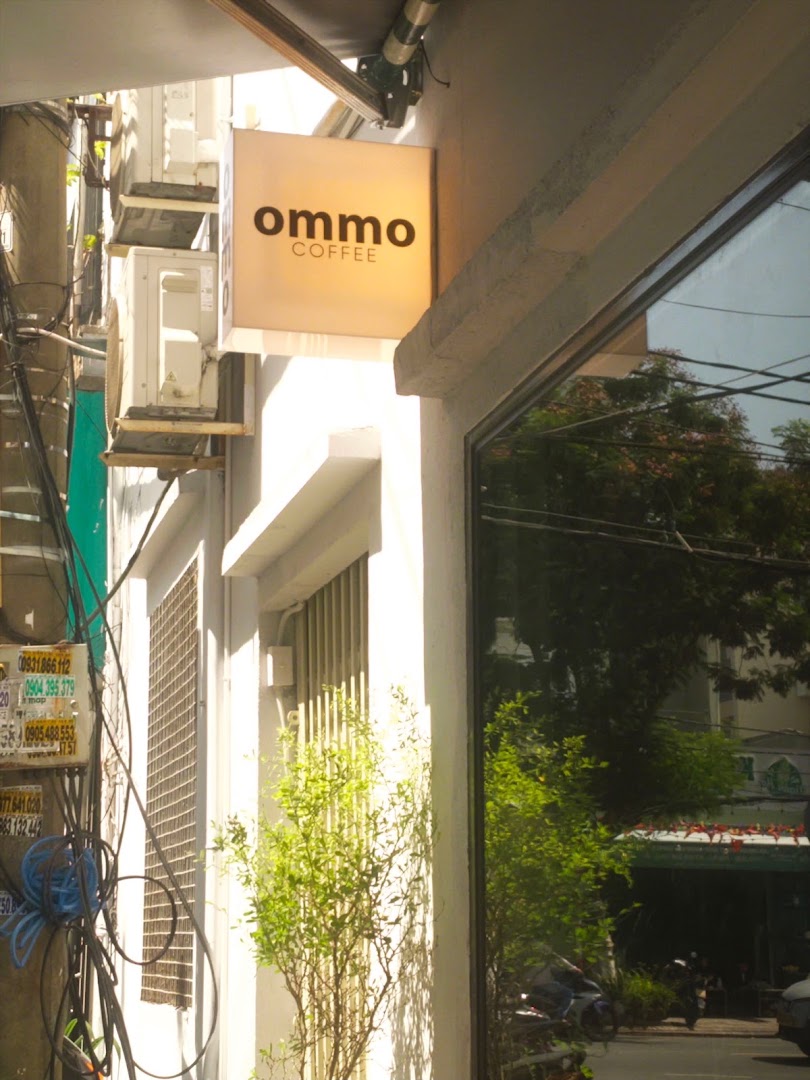 Ommo: clear exterior signage of venue