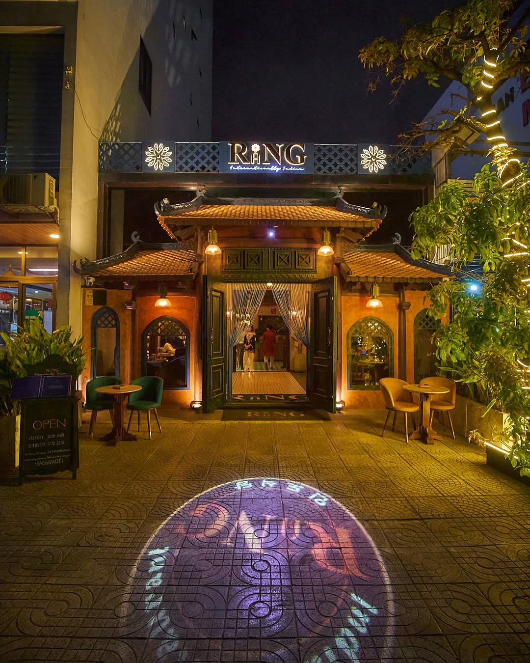 Rang: attractive, professional exterior night shot