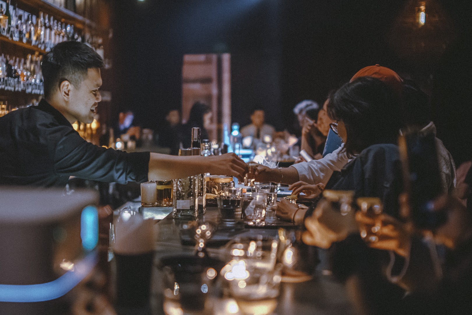 Tê Bar: atmospheric shot of bar service