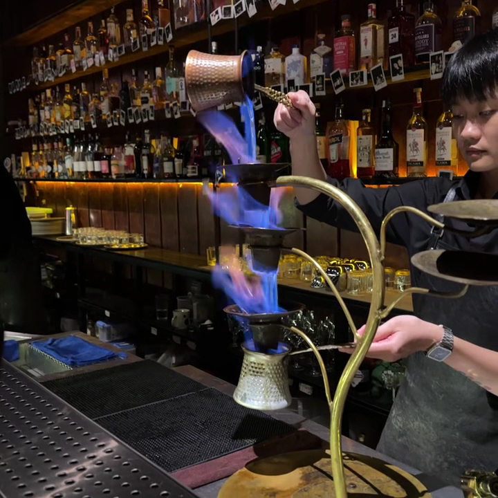 Tê Bar: engaging photo of cocktail preparation