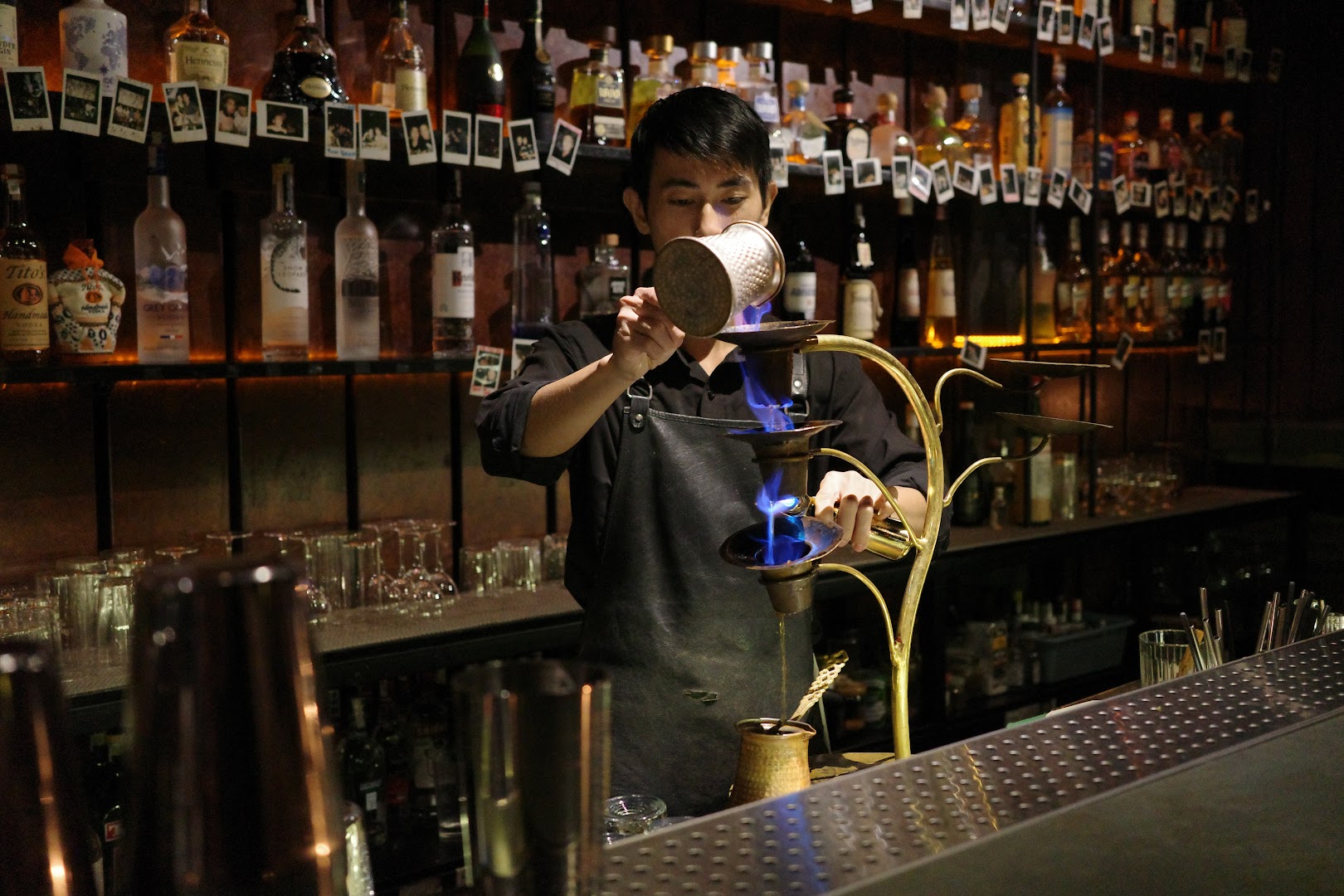 Tê Bar: professional shot of bartender preparing drink