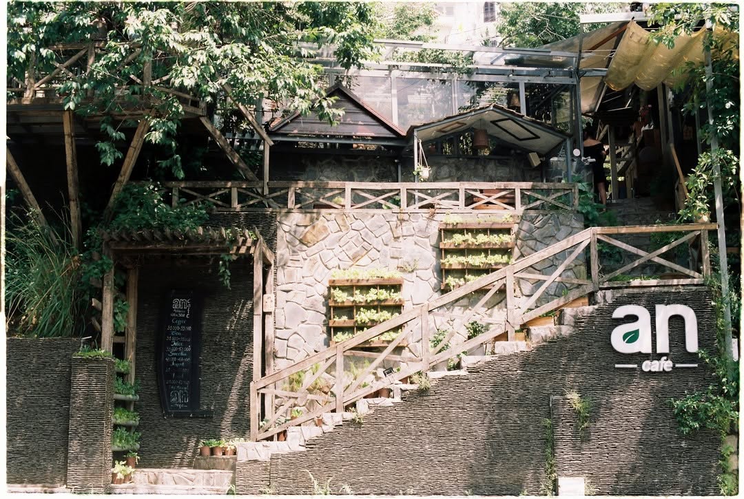 An Cafe: attractive exterior shot of venue