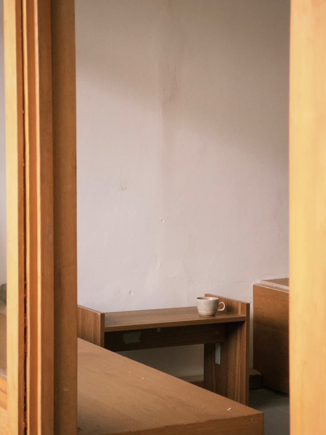 Bàn Đỏ Café: aesthetic and clean interior shot