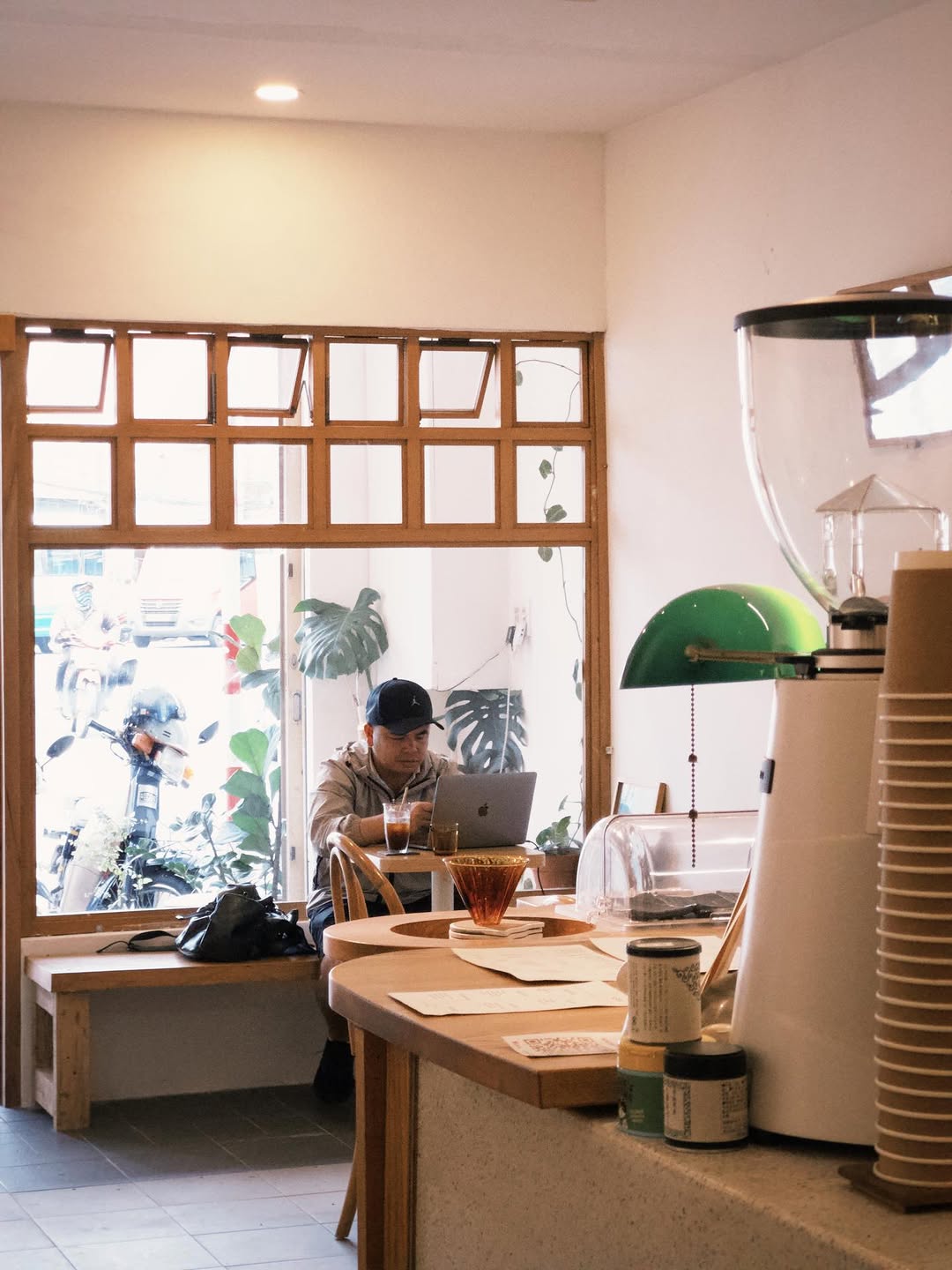Bàn Đỏ Café: inviting atmosphere and clear composition