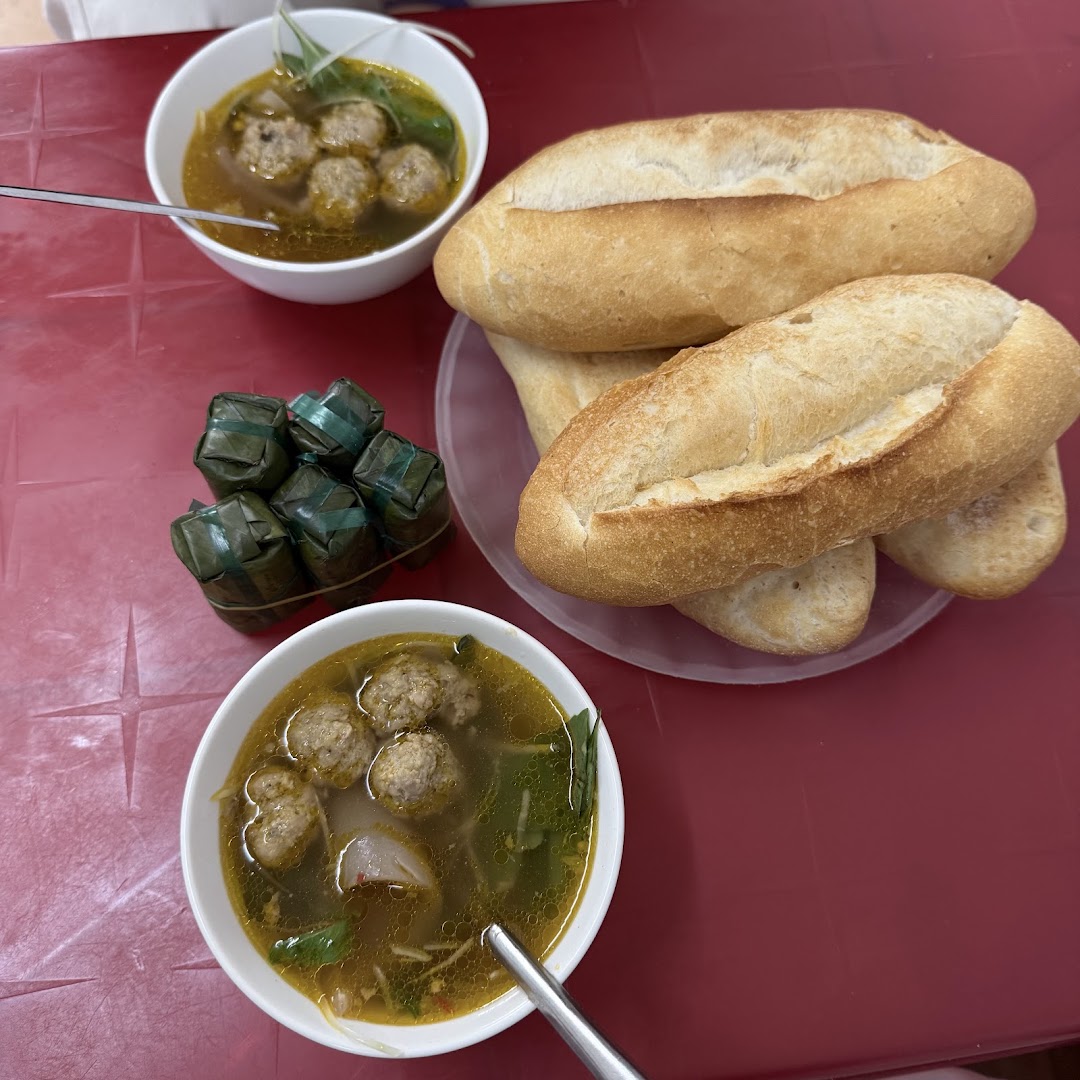 Bánh Mì Xíu Mại Ri 79: appetizing photo of served food