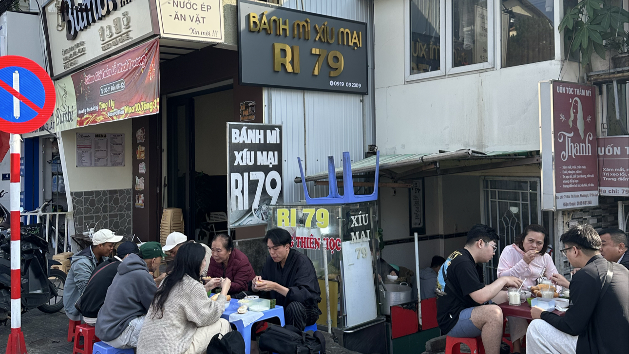 Bánh Mì Xíu Mại Ri 79: venue atmosphere and customers