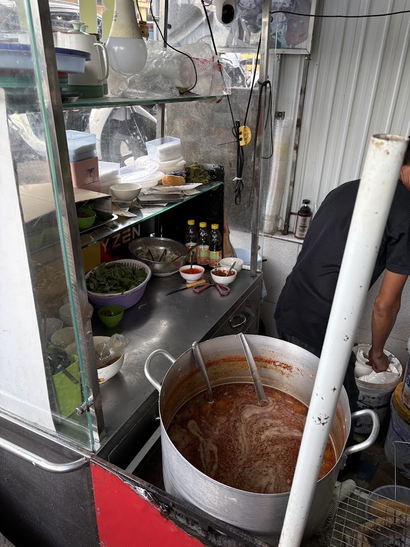 Bánh Mì Xíu Mại Ri 79: authentic food preparation scene