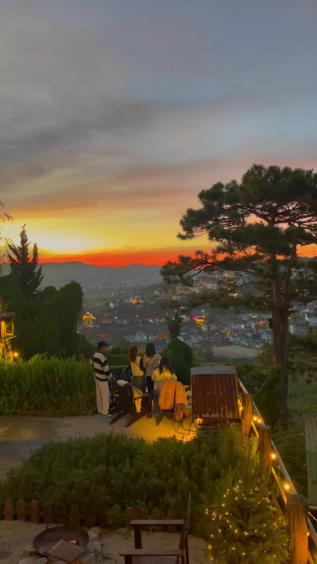 Cà Phê Tùng: beautiful atmosphere and scenic view