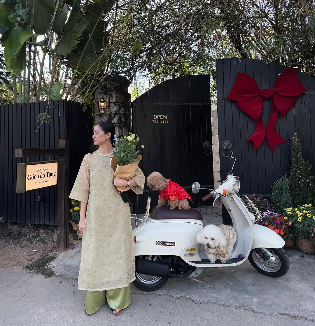 Cà Phê Tùng: attractive, high-quality venue exterior shot