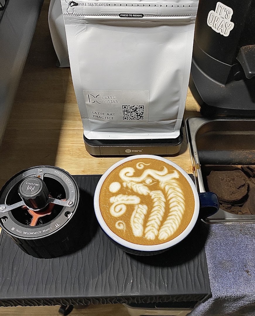 DHC Coffee Lab: high quality latte art photo