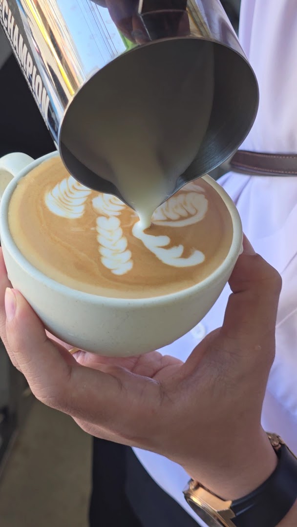 DHC Coffee Lab: high quality latte art photo