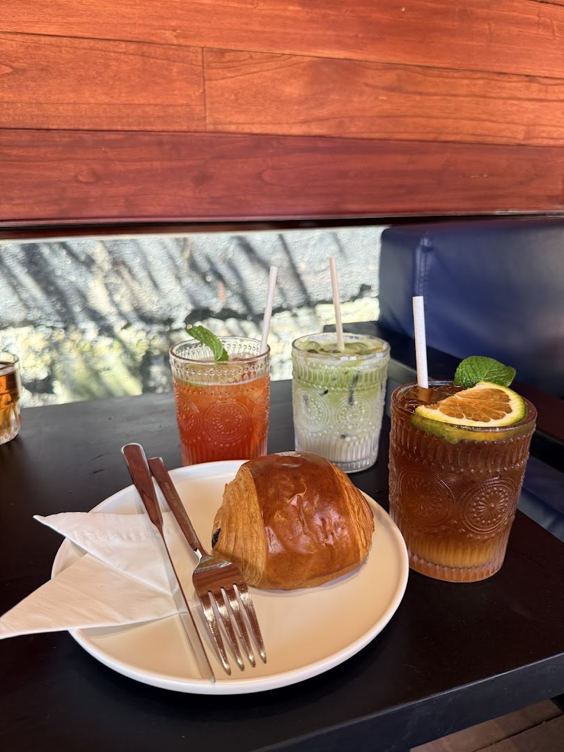 Ngày Bình Thường: appetizing photo of drinks and pastry