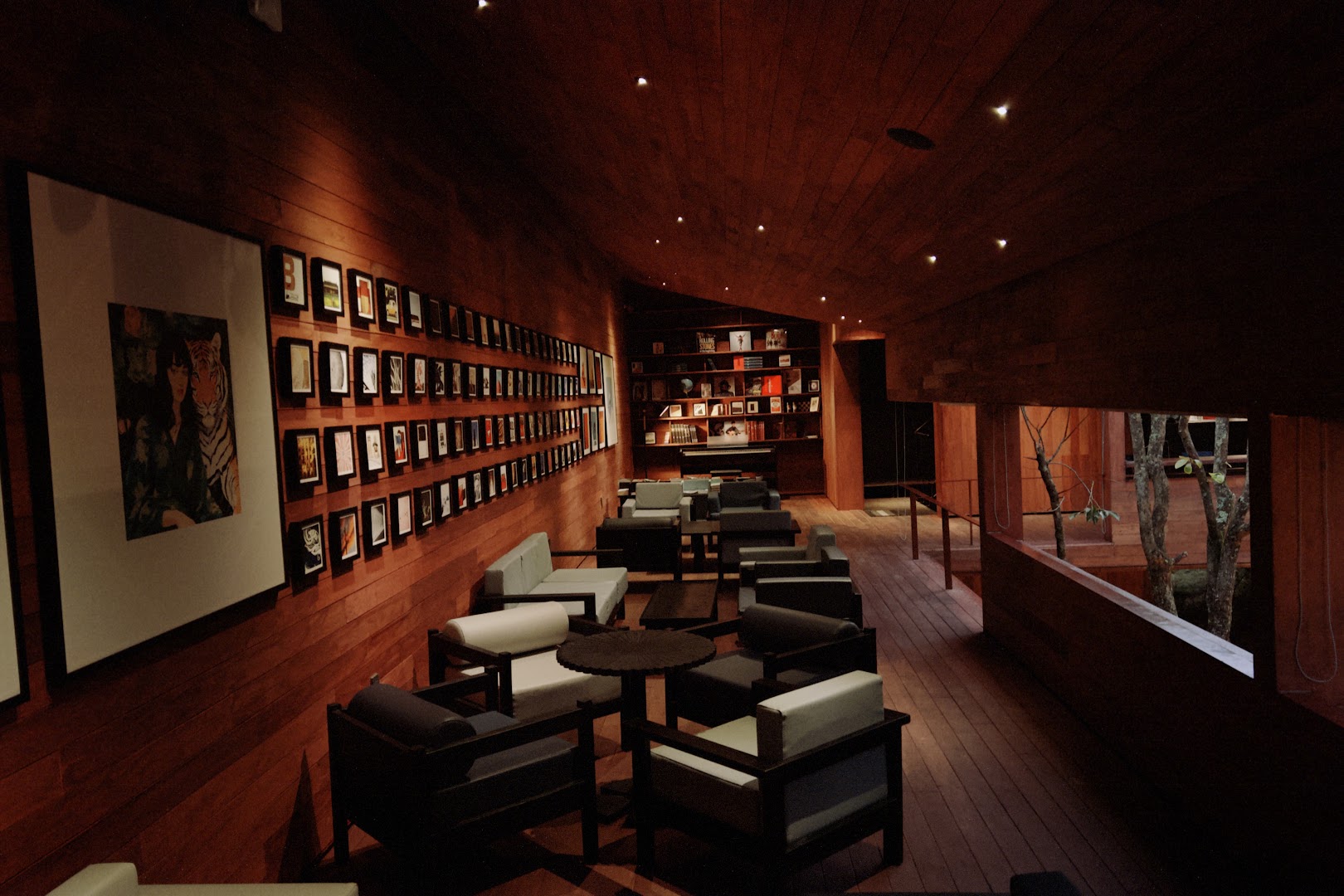 Ngày Bình Thường: atmospheric and high quality interior