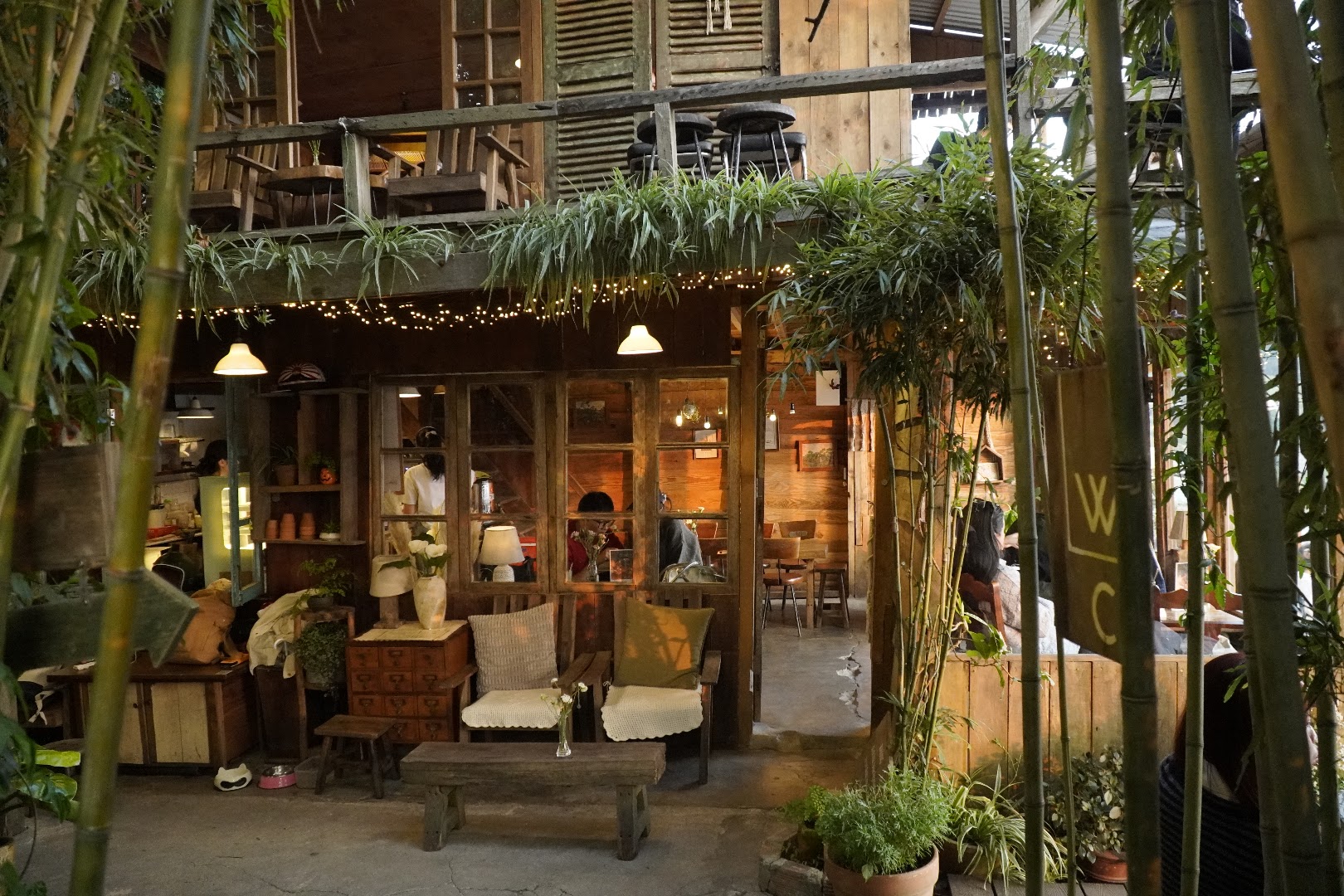 Tiệm Cà Phê Cheo Veooo: inviting and atmospheric venue shot