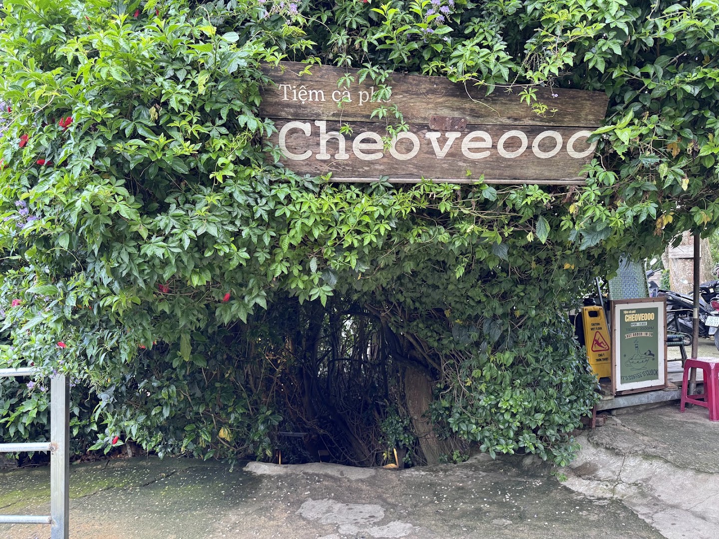Tiệm Cà Phê Cheo Veooo: clear, inviting entrance photo
