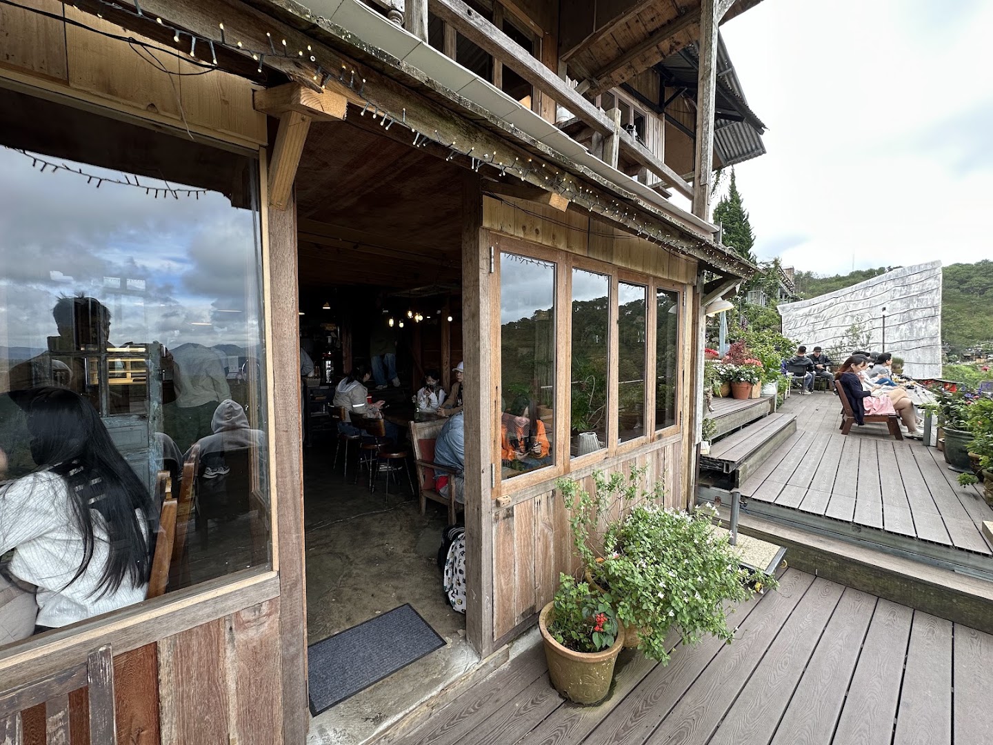Tiệm Cà Phê Cheo Veooo: inviting atmosphere and terrace